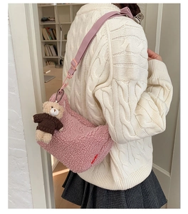 Gros plan du sac bandoulière rose en peluche avec texture frisée et charmant petit ours
