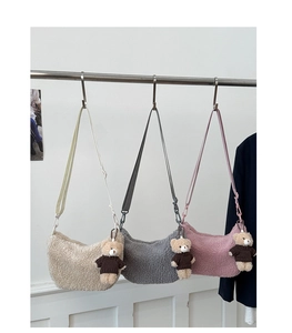 Sacs croissants en peluche beige, gris et rose avec charm d'ours et bandoulière réglable
