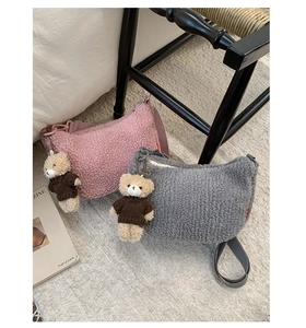 Détail de sacs bandoulière en peluche avec charms d'ours mignons et sangle réglable