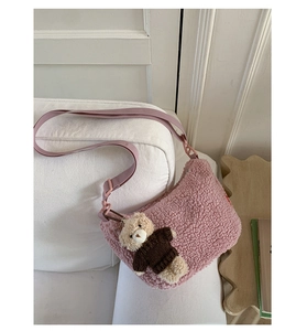 Détail du sac bandoulière en sherpa rose avec sangle réglable et breloque ourson
