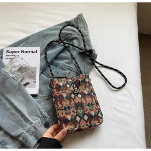 Détail du sac de téléphone tissé bohème avec motif géométrique et cordon ajustable