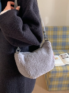 Sac Bandoulière Vintage en Peluche pour Femmes Mode Coréenne Laine d'Agneau Sac à Épaule Avec Joli Pendentif Ours Accessoire Quotidien