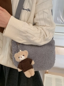 Sac à bandoulière rétro en peluche grise avec pendentif d'ours mignon pour femme