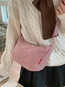 Sac à bandoulière rose chic en peluche pour femme avec sangle réglable douce