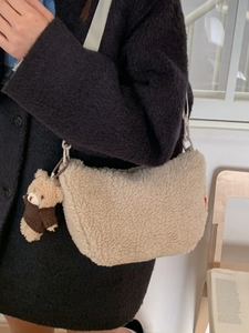 Sac bandoulière demi-lune en polaire beige avec pendentif ours en peluche mignon