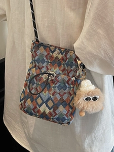 Sac bandoulière bohème à motif géométrique avec breloque de monstre en peluche marron