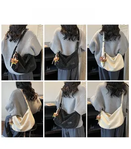 Détails du grand sac hobo en noir et beige avec un charmant pendentif ours mignon