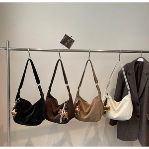 Détail de sacs hobo en quatre couleurs avec pendentifs ours sur cintres en métal