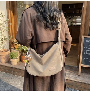 Sac hobo kaki avec étiquette Fashion, bandoulière réglable et breloque ours