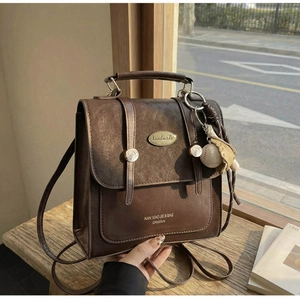 Detailopname van retro bruine kunstlederen tas met gesp en metalen label