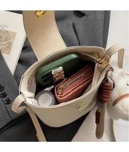 Vue intérieure montrant la grande capacité du sac seau crème avec objets du quotidien