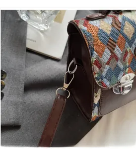 Détail du fermoir métallique argenté et du motif tissé du sac bandoulière vintage