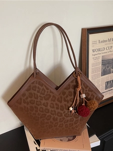 Large capacity leopard print tote bag with stylish V-shaped opening and tassel charm