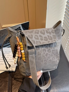 Retro Matte PU Leather Leopard Print Bucket Bag For Women Bohemian Shoulder Crossbody Bag With Beaded Pendant Fashion