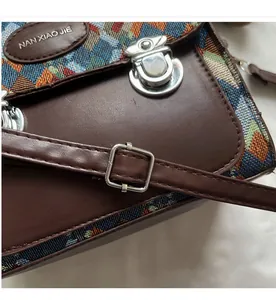 Détail de la boucle réglable et du motif tissé coloré sur le sac à bandoulière