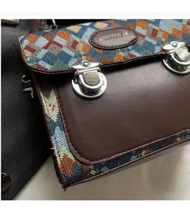 Détail du sac bandoulière vintage montrant le tissu tissé coloré et la boucle en métal