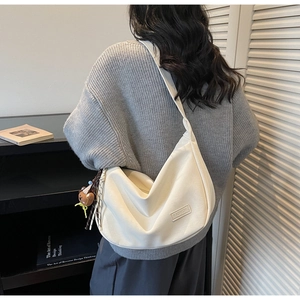 Sac hobo blanc avec plis souples, large bandoulière et charmant petit ours en peluche