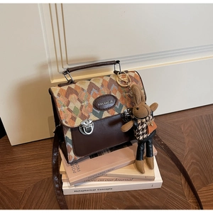 Détail d'un sac à main matelassé vintage avec fermoir métal et accessoire lapin mignon