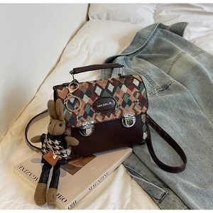 Détail de la texture en tissu à losanges et du cuir de qualité sur le sac à main