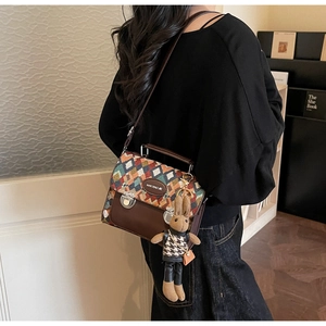 Détail de la texture géométrique colorée et des finitions en cuir marron du sac