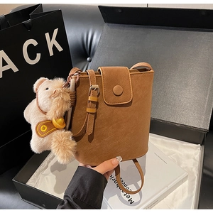 Détails du sac seau marron avec boucle magnétique et charmant petit ours de décoration
