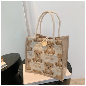 Détail du sac à lunch en lin avec bouton en bois et poignées en corde tressée