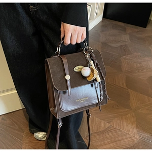 Detailweergave van vintage bruine leren rugzak met gespen en handgemaakte metalen plaat