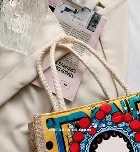 Detail van canvas draagtas met pop-art print en dik gevlochten touwhandvat voor comfort