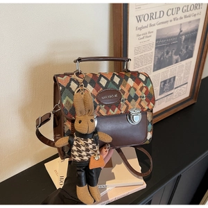 Détail du sac à main vintage à losanges avec patchwork en cuir et charm lapin mignon