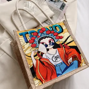 Detail van geweven tas met cartoon opera meisje illustratie en handvaten van touw
