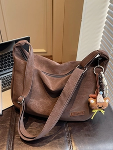 Sac hobo vintage marron foncé en cuir mat avec pendentif ours pour femme élégante