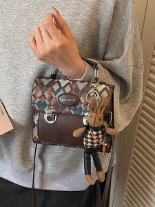 Sac Bandoulière Vintage en Cuir PU avec Tissage Diamant Géométrique pour Femmes Sac à Main Élégant avec Pendentif Lapin