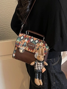 Sac bandoulière matelassé chic avec texture à carreaux et rabat en cuir marron