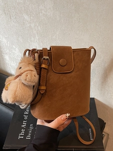 Sac Seau Vintage en Cuir PU pour Femmes Avec Surpiqûres Contrastées Sac à Bandoulière Mode Coréenne Avec Porte-clés en Peluche