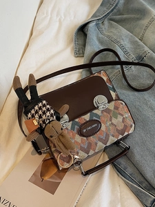 Sac à bandoulière vintage à losanges avec motif tricoté et breloque lapin