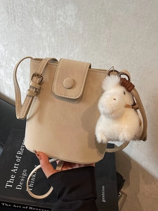 Sac seau beige chic avec charme mouton en peluche et bandoulière réglable