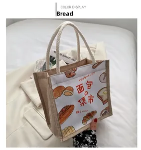 Detail van schattige cartoon brood canvas tas met rustieke touwhandvatten en beige kleur