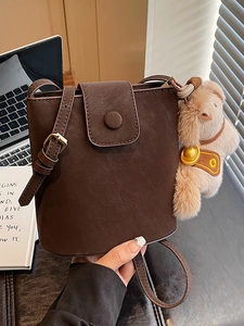 Sac seau rétro marron foncé mat avec bandoulière réglable et pendentif en peluche