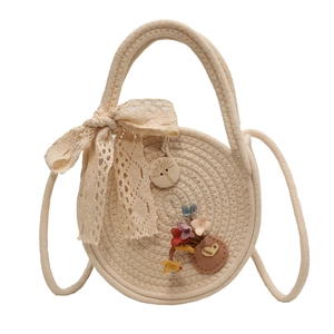 Sac rond en paille fait main avec nœud en dentelle et broderies florales colorées