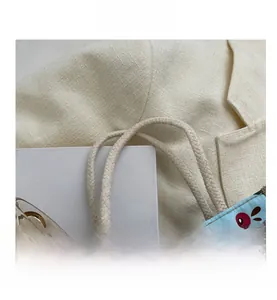 Détail du sac cabas floral avec grand bouton en bois et anses en coton tressé