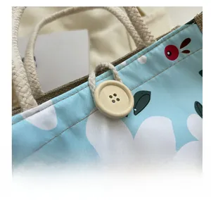 Détail du bouton en bois et de l'imprimé floral sur un sac à lunch robuste en toile