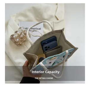 Vue intérieure du sac à lunch floral montrant le rangement pour téléphone et portefeuille