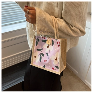 Détail du sac en toile florale avec imprimé fleurs, poignée en corde et bouton en bois