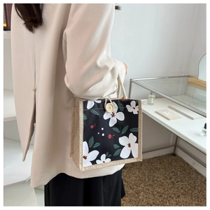 Détail du sac à fleurs avec fermeture à bouton en bois et poignée en corde tressée