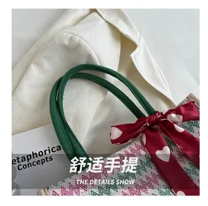 Détail du sac cabas en lin tissé avec motif zigzag et foulard décoratif à cœurs