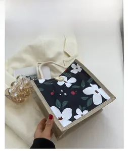 Gros plan sur le sac à déjeuner floral avec poignées en jute et bouton en bois