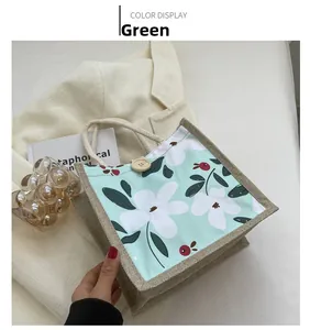 Détail du sac cabas à fleurs avec imprimé vert et texture rustique en toile de jute