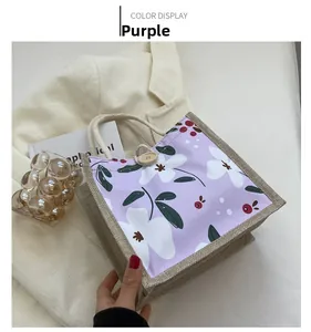 Détail du sac cabas floral violet avec anses en coton et fermeture à bouton en bois