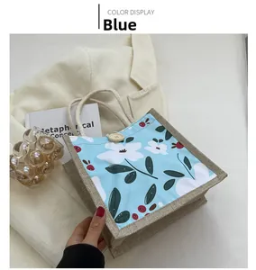 Détail du sac cabas à fleurs bleues avec texture en jute et bouton en bois naturel