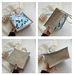 Vue sous quatre angles d'un sac en lin avec imprimé floral bleu et bouton en bois
